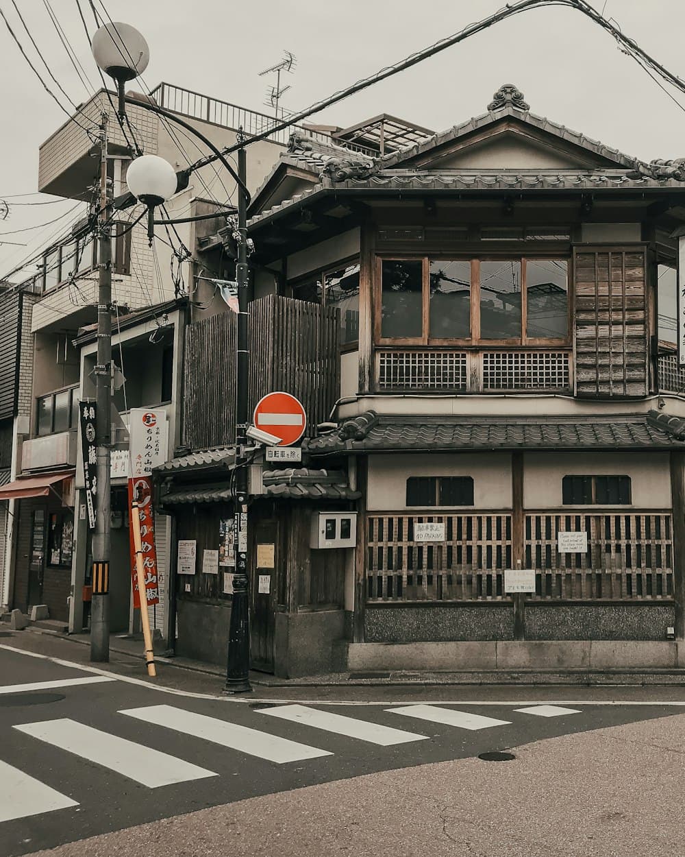 格子戸と瓦屋根の残る、古い木造住宅。